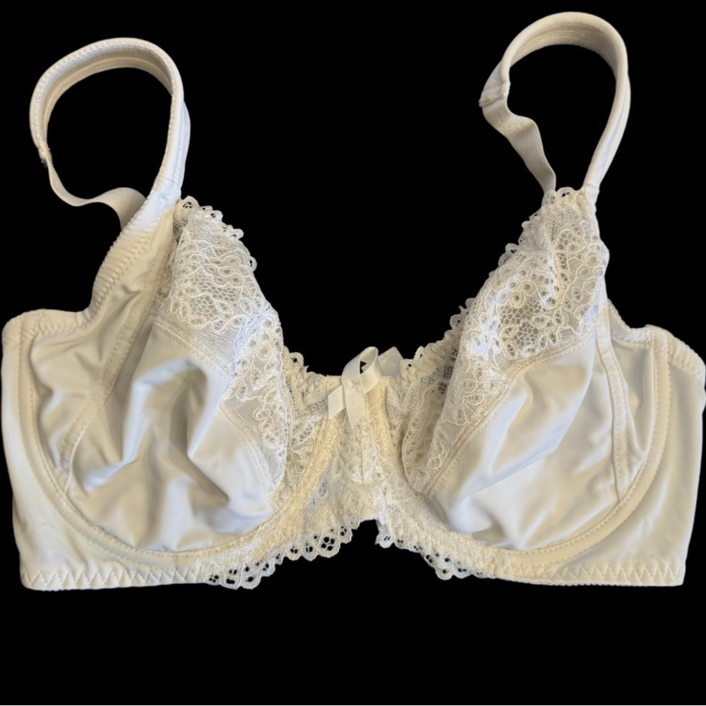 Curve Muse Ivory Size 38D Underwire Lined Bra Lace On Front Thick Padded Straps